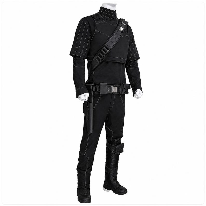 Pode incluir: Um conjunto de traje t&aacute;tico preto composto por uma blusa de manga comprida com gola alta e costuras brancas em contraste, cal&ccedil;as a condizer, um cinto utilit&aacute;rio com bolsas e coldre, uma al&ccedil;a de ombro e botas pretas altas.