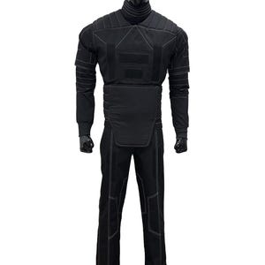 Puede incluir: Traje protector negro exhibido en un maniqu&iacute;. El traje incluye una parte superior de manga larga, pantalones y un cuello alto. Las costuras blancas delinean los paneles y las costuras del traje. El maniqu&iacute; tiene cabeza y manos negras.