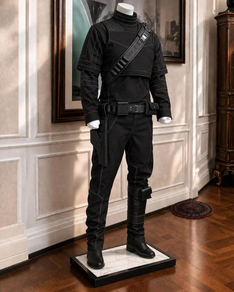 Pode incluir: Uma camisa preta de manga comprida com gola alta e costuras brancas em contraste, combinada com cal&ccedil;as pretas a condizer. O conjunto inclui um cinto utilit&aacute;rio preto com coldre, uma al&ccedil;a de ombro com bolsas e botas pretas com tiras.