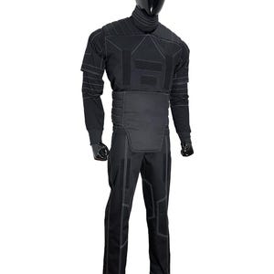 Puede incluir: Traje t&aacute;ctico negro exhibido en un maniqu&iacute;. El traje incluye una parte superior de manga larga, pantalones y un componente tipo chaleco. Las costuras blancas delinean las costuras y los paneles. El maniqu&iacute; tiene cabeza y guantes negros.