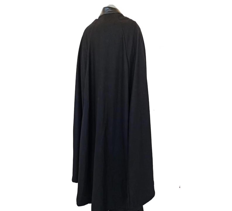 ack view of Darth Vader cosplay costume, full leather armor, flowing cape, belt and glove details visible, authentic Star Wars The Empire Strikes Back replica cosplay outfit, suitable for Halloween, cosplay conventions, photoshoots, fans, collectors, men’s and women’s cosplay, high-quality costume with realistic design and attention to detail