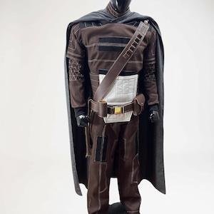 Puede incluir: Una taza de cer&aacute;mica blanca con un asa negra y el texto "But First, Coffee" en negro, con una fuente de estilo manuscrito. La taza est&aacute; sobre una superficie blanca.