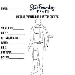 Puede incluir: Un diagrama blanco para medidas de pedidos personalizados, con una figura humana estilizada con &aacute;reas etiquetadas para hombros, pecho, cintura y otras medidas. El logotipo de Star Foundry Props est&aacute; en la parte superior.