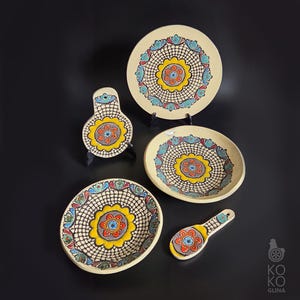 Un ensemble de vaisselle décorative de style folklorique.