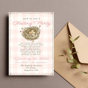 Peut inclure: Une invitation rose clair avec un fond à carreaux et une bordure florale. Le texte "Join Us For A Nesting Party" est en haut, avec une illustration de nid. La date est le 1er janvier 2025, avec une adresse en dessous.
