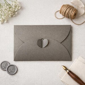 A6 Umschläge Herzverschluss grau schimmernd | Kuvert für Hochzeitseinladung, Geburtstag, Danksagung | Kraftpapier