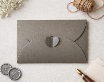 A6-enveloppen met hartvormige sluiting, glanzend grijs | Enveloppen voor trouwkaarten, verjaardagen, bedankjes | Kraftpapier
