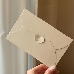 A6 Umschläge Herzverschluss beige, grau, weiß oder braun | Umschlag für Hochzeitseinladung, Geburtstag, Danksagung | Kraftpapier