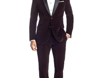 Traje de dos piezas de terciopelo color vino tinto intenso.