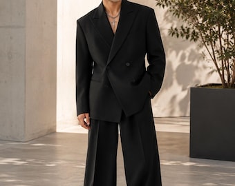 Traje negro de hombre de doble botonadura, corte amplio, pantalón de pierna ancha, ropa formal moderna.