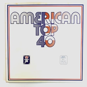 Peut inclure: Une pochette de disque vinyle carrée blanche avec le texte AMERICAN TOP 40 en lettres en demi-teintes bleues et rouges. Un petit logo avec un haut-de-forme et le texte AMERICAN TOP 40 apparaît en dessous, avec une case PROGRAM NO 792-7 et 5/19/79.