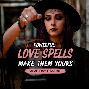 Op de afbeelding: Een persoon met een zwarte hoed en donkere kleding houdt een lantaarn vast. De afbeelding bevat de tekst: POWERFUL LOVE SPELLS MAKE THEM YOURS SAME DAY CASTING. De persoon heeft donkere make-up, een symbool op het voorhoofd en ringen.