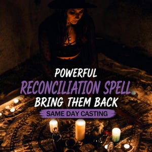 Puede incluir: Una escena oscura con una persona con sombrero y ropa negra, rodeada de velas blancas encendidas y una tela estampada. El texto dice: POWERFUL RECONCILIATION SPELL BRING THEM BACK SAME DAY CASTING. La atmósfera es tenue con luz de velas.