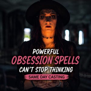 Peut inclure: Une personne portant un chapeau noir et des vêtements sombres tient un orbe lumineux. Le texte indique : POWERFUL OBSESSION SPELLS CAN'T STOP THINKING SAME DAY CASTING. La personne porte un maquillage sombre et un collier ras-du-cou.