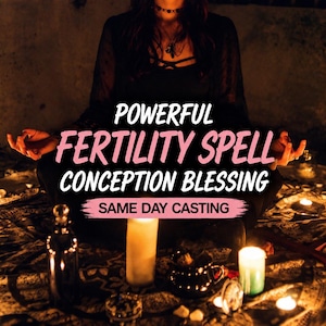 Pode incluir: Uma cena escura com uma pessoa vestida de preto em posição de meditação, rodeada por velas acesas, um pequeno caldeirão escuro e uma garrafa de vidro. O texto diz POWERFUL FERTILITY SPELL CONCEPTION BLESSING e SAME DAY CASTING.