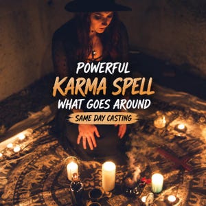 Op de afbeelding: Een persoon met een zwarte hoed en donkere kleding zit voor een doek met patronen, omringd door brandende witte kaarsen en een rokende wierookbrander. De tekst luidt: POWERFUL KARMA SPELL WHAT GOES AROUND SAME DAY CASTING.