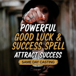 以下が含まれることがあります： 白いキャンドルが入った黒い金属製のランタン。POWERFUL GOOD LUCK & SUCCESS SPELL ATTRACT SUCCESS SAME DAY CASTINGという文字が重ねられている。ランタンは、2つのシルバーリングとビーズのブレスレットを身につけた手によって持たれている。