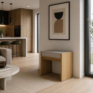 Peut inclure: Un banc rectangulaire en bois avec une assise rembourrée gris clair. Le banc présente une finition en grain de bois naturel sur ses panneaux latéraux et une surface d'assise plate et rembourrée. Il est placé contre un mur blanc.