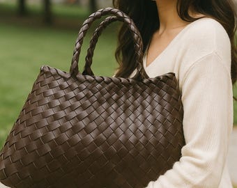 Torba na ramię z ręcznie tkanej skóry bydlęcej: miękka skóra, elegancki design