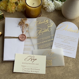 Könnte beinhalten: Hochzeitseinladungs-Set mit weißem Umschlag, RSVP-Karte und transparenten Karten mit goldfarbenen Buchstaben. Die Einladung ist mit einem Wachssiegel verschlossen und mit einem goldenen Band gebunden. Enthält Detail- und RSVP-Karten.