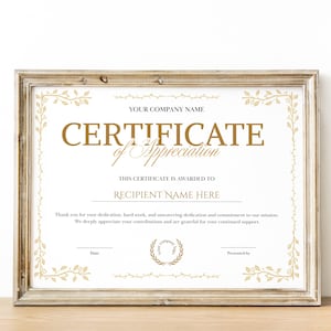 Może przedstawiać: Oprawiony certyfikat uznania ze złotym tekstem i kwiatowymi detalami. Certyfikat zawiera tekst "CERTIFICATE of Appreciation" i miejsce na nazwę firmy i nazwisko odbiorcy. Rama jest w kolorze jasnobrązowym.