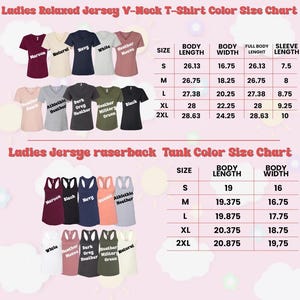 Op de afbeelding: Kleur- en maattabel voor dames relaxed jersey V-hals T-shirts en racerback tanktops. De tabel toont verschillende kleuren, waaronder bordeaux, marineblauw en zwart, met afmetingen in cm voor lichaamslengte, -breedte en mouwlengte.