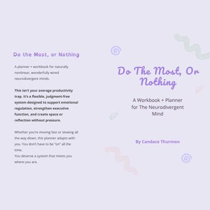 Pu&ograve; includere: Un'agenda e un quaderno di lavoro viola chiaro intitolato "Do The Most, Or Nothing" con testo che descrive il suo scopo per le menti neurodivergenti. Il design include vortici decorativi e il nome dell'autore, Candace Thurmon.