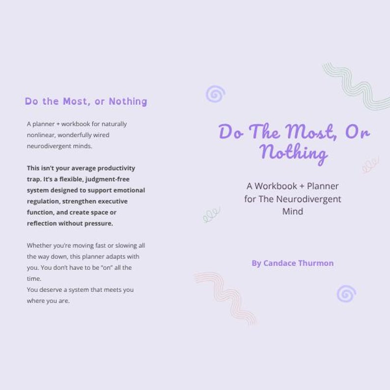 Pu&ograve; includere: Un'agenda e un quaderno di lavoro viola chiaro intitolato "Do The Most, Or Nothing" con testo che descrive il suo scopo per le menti neurodivergenti. Il design include vortici decorativi e il nome dell'autore, Candace Thurmon.