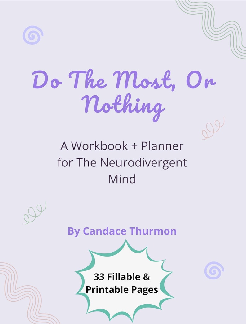Pu&ograve; includere: Un quaderno di lavoro e un'agenda viola chiaro con la scritta "Do The Most, On Nothing". Il quaderno &egrave; progettato per la mente neurodivergente e include 33 pagine compilabili e stampabili. Viene visualizzato anche il nome dell'autore, Candace Thurmon.