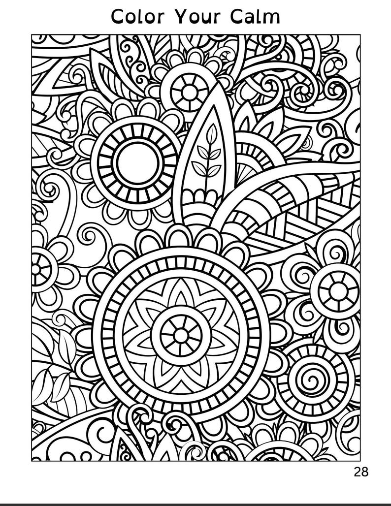 Pu&ograve; includere: Pagina di libro da colorare per adulti in bianco e nero con il testo "Color Your Calm". La pagina presenta un design floreale e geometrico dettagliato, con motivi circolari, foglie stilizzate e un'intricata linea di lavoro.
