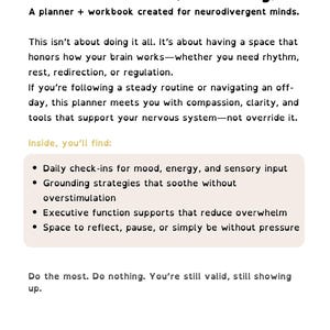 Pu&ograve; includere: Pagina bianca con il titolo "Welcome to Do the Most (or Nothing)". &Egrave; un'agenda e un quaderno di lavoro per menti neurodivergenti. Il testo descrive le caratteristiche dell'agenda, come i controlli giornalieri e le strategie di radicamento.