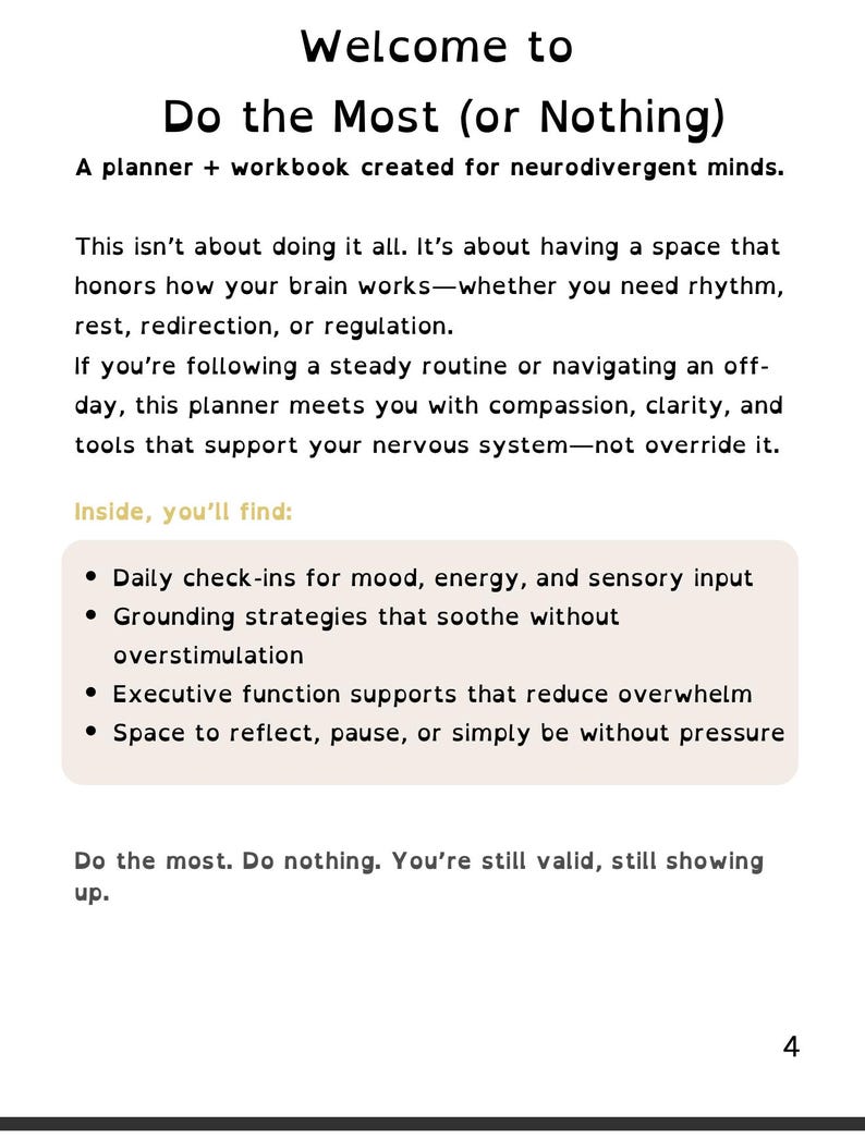 Pu&ograve; includere: Pagina bianca con il titolo "Welcome to Do the Most (or Nothing)". &Egrave; un'agenda e un quaderno di lavoro per menti neurodivergenti. Il testo descrive le caratteristiche dell'agenda, come i controlli giornalieri e le strategie di radicamento.