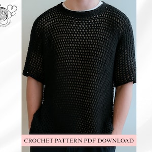 Może przedstawiać: Czarna koszulka z siatki z krótkim rękawem. Koszulka ma okrągły dekolt i luźny, otwarty splot. Obraz zawiera tekst "CROCHET PATTERN PDF DOWNLOAD". Logo Clover Crochet Patterns znajduje się w lewym górnym rogu.