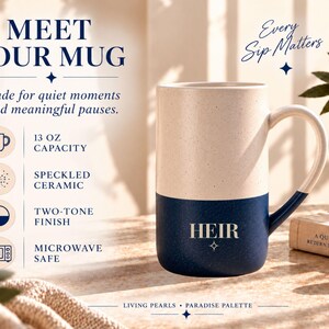 Peut inclure: Un mug en c&eacute;ramique mouchet&eacute;e bicolore d'une capacit&eacute; de 384 ml. La partie sup&eacute;rieure est cr&egrave;me et la partie inf&eacute;rieure est bleu marine avec le mot HEIR imprim&eacute; en blanc. Le texte inclut MEET YOUR MUG, Every Sip Matters et Made for quiet moments.