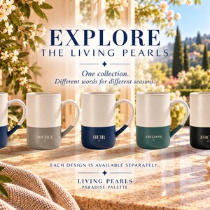 Peut inclure: Cinq tasses en c&eacute;ramique au design bicolore, avec une partie sup&eacute;rieure cr&egrave;me mouchet&eacute;e et une base unie. Chaque tasse porte un mot unique : GRACE, SOURCE, HEIR, FREEDOM et FOCUS. Le texte EXPLORE THE LIVING PEARLS est centr&eacute; au-dessus.