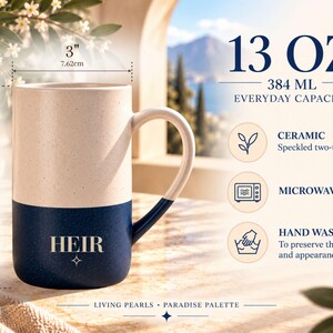 Peut inclure: Un mug en c&eacute;ramique bicolore avec un haut cr&egrave;me mouchet&eacute; et un bas bleu marine, portant le mot HEIR en blanc. Il mesure 7,62 cm de diam&egrave;tre et 12,09 cm de hauteur, avec une capacit&eacute; de 384 ml. Le mug passe au micro-ondes et se lave &agrave; la main.