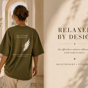 彼はクリスチャンシャツ、シャカウェアグラフィックTシャツ、メンズクリスチャンシャツ、ヘビーウェイトフェイスTシャツ、グレースシャツの間に立った 画像 4