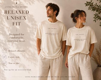 Puede incluir: Camisetas de manga corta en color blanco roto con el texto THE SOURCE DETERMINES THE FLAVOR OF THE FRUIT impreso en letras oscuras en el pecho. Las camisetas tienen cuello redondo y un corte relajado, combinadas con pantalones beige claro.