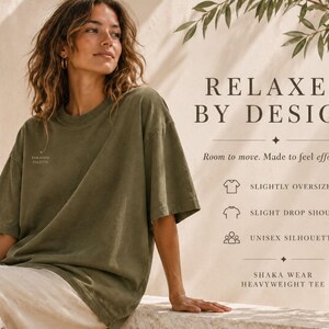 彼はクリスチャンシャツ、シャカウェアグラフィックTシャツ、メンズクリスチャンシャツ、ヘビーウェイトフェイスTシャツ、グレースシャツの間に立った 画像 7