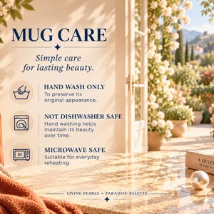 Peut inclure: Un graphique informatif intitul&eacute; MUG CARE avec les instructions : HAND WASH ONLY pour pr&eacute;server son apparence, NOT DISHWASHER SAFE, et MICROWAVE SAFE pour r&eacute;chauffer. Le texte inclut la mention LIVING PEARLS &bull; PARADISE PALETTE.