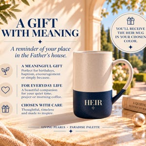 Peut inclure: Un mug en c&eacute;ramique bicolore avec une partie sup&eacute;rieure cr&egrave;me mouchet&eacute;e et une base bleu marine unie. Le mot HEIR est imprim&eacute; en blanc sur la section marine. Le texte sur l'image inclut A GIFT WITH MEANING, A MEANINGFUL GIFT, FOR EVERYDAY LIFE, CHOSEN WITH CARE et A QUIETER MIND.