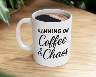 Lopen op koffie en chaos mok | Funny Mom Life-mok | Gezellig ochtendcadeau voor haar | Mok voor cafeïneliefhebber | ChaosNComfortCo