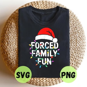 Könnte beinhalten: Schwarzes T-Shirt mit dem weißen Text "FORCED FAMILY FUN", bedeckt mit einem Weihnachtsmannhut und umgeben von bunten Lichterketten. Das Shirt wird auf einer gewebten Oberfläche präsentiert.