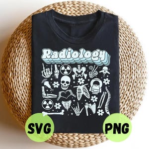 Peut inclure: T-shirt noir avec le mot "Radiology" dans une police rétro, avec des illustrations blanches d'os, d'équipements médicaux et de fleurs. Le t-shirt a un col rond et des manches courtes. Le design est un graphisme amusant sur le thème médical.