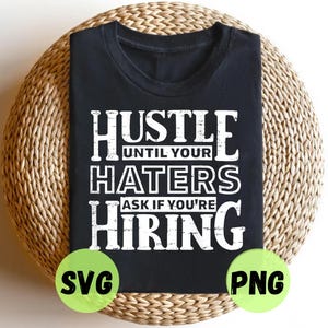 以下が含まれることがあります： 白い文字で「HUSTLE UNTIL YOUR HATERS ASK IF YOU'RE HIRING」と書かれた黒いTシャツ。シャツは織られた円形の表面に表示されています。「SVG」と「PNG」の緑色の円が下にあります。