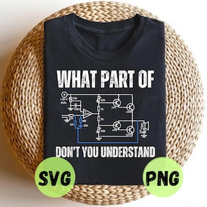 Könnte beinhalten: Schwarzes T-Shirt mit dem weißen Text "WHAT PART OF DON'T YOU UNDERSTAND". Das Shirt zeigt ein Schaltplan-Design in Weiß und Blau. Das Shirt wird auf einer gewebten, kreisförmigen Oberfläche präsentiert.