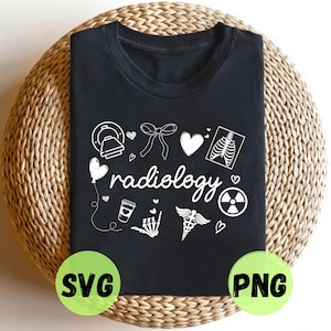 Könnte beinhalten: Schwarzes T-Shirt mit dem Wort "Radiologie" in Schreibschrift, umgeben von weißen Illustrationen medizinischer Symbole, Herzen und einer Kaffeetasse. Das T-Shirt hat einen Rundhalsausschnitt und wird auf einer gewebten Oberfläche präsentiert.