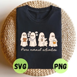 Peut inclure: Un t-shirt noir avec un motif représentant quatre fantômes blancs effectuant diverses tâches quotidiennes, tenant un dossier, des papiers, une tasse de café et un livre. Sous les fantômes, le texte Para normal activities est écrit en blanc.
