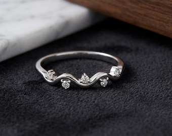 Opal-Mondring, verstellbar, zierlicher offener Ring, himmlischer Schmuck, Geburtsstein-Geschenk für Oktober, minimalistischer Gold-Silber-Ring, Verlobungsring für Sie