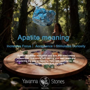 K&ouml;nnte beinhalten: Ein roher blauer Apatit-Kristall schwebt &uuml;ber einem runden Holzbrett mit eingravierten geometrischen Mustern, verziert mit bunten Edelsteinen. Text: Apatite meaning, Increases Focus, Acceptance, Stimulates Curiosity, Yavanna Stones.